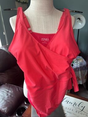 Jones New York NWT- Size Large
Coral Wrap Tank One-Piece Swimsuit